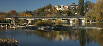 Vue de la ville avec son pont